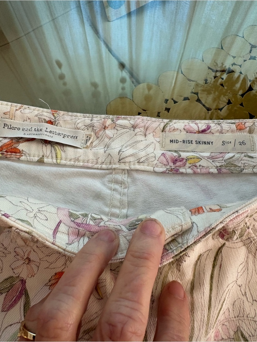 ANTHROPOLOGIE PILCRO Floral Print Mid Rise Denim Jeans. Cream background. 26 - Picture 5 of 8